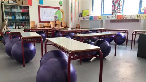 Τα πρωτάκια του 10ου Δημ. Τρικάλων αντικαθιστούν τις καρέκλες με μπάλες ισορροπίας!