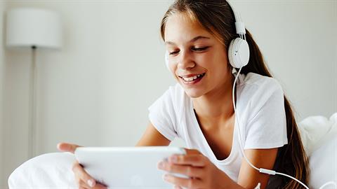 6 «μεγαλίστικα» τραγούδια με σπουδαία μηνύματα για τα (προ)εφηβάκια σας!