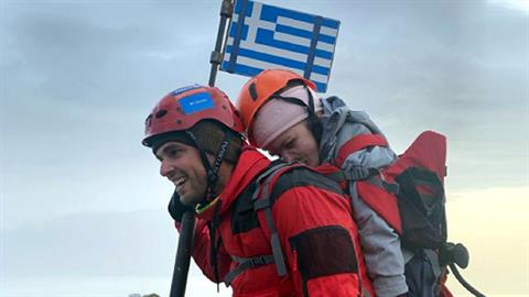 Κατέκτησε τον Όλυμπο κουβαλώντας στην πλάτη του μια 22χρονη με κινητικά προβλήματα!