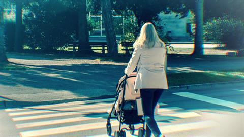 Βρέφος σώθηκε από θαύμα όταν το καρότσι του παρασύρθηκε από ΙΧ σε διάβαση πεζών