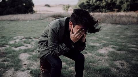 «Φροντίζοντας ένα ενήλικο παιδί που μπαινοβγαίνει στο ψυχιατρείο»: μια μητέρα εξομολογείται 