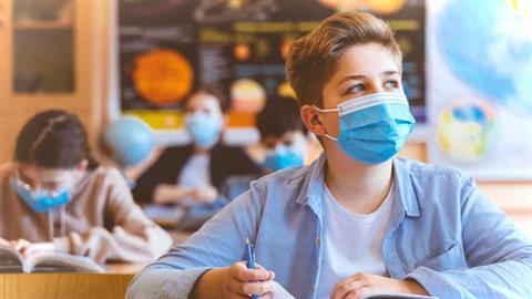 «Πίσω από τη μάσκα, τα παιδιά μας μπορούν ακόμη να ονειρεύονται και να ελπίζουν...»