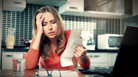 «Κουράστηκα να βλέπω το μηνιάτικο να εξαφανίζεται πριν τελειώσει ο μήνας» 