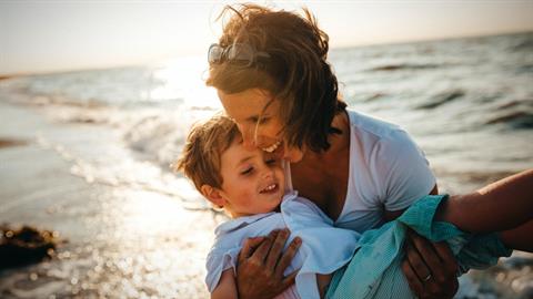 Πώς μαθαίνω στον γιο μου να μην νιώθει «διαφορετικός» επειδή δεν έχει μπαμπά