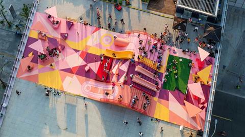 Αρχιτέκτονες μετατρέπουν μουντά αστικά τοπία σε πολύχρωμους παιδότοπους