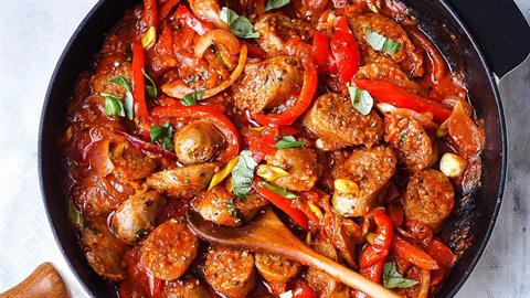 Πώς να φτιάξετε σπετσοφάι, τον πιο νόστιμο κρασομεζέ!