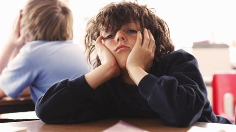 «Είναι έξυπνος αλλά δεν προσπαθεί»: πώς θα βοηθήσουμε έναν αδιάφορο μαθητή να διαβάσει