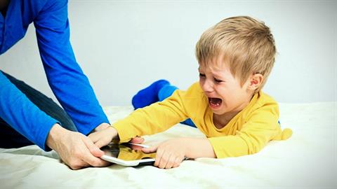 Πώς να κρατήσετε ένα νήπιο μακριά από οθόνες