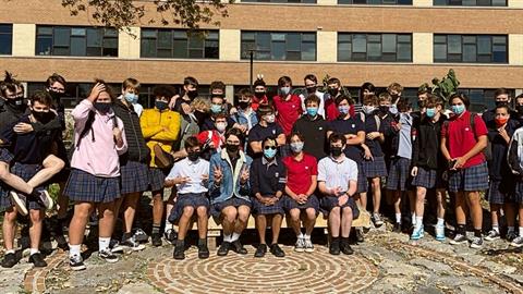 100 αγόρια πήγαν σχολείο με φούστες στέλνοντας μήνυμα κατά του σεξισμού