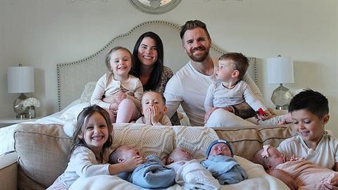 Ζευγάρι που είχε υιοθετήσει 4 αδελφάκια, αποκτά τετράδυμα! 