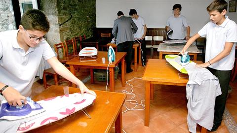 Σχολείο μαθαίνει στα αγόρια να κάνουν δουλειές του σπιτιού