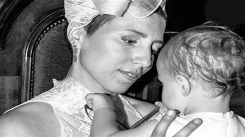 Μαμά έφυγε από τη ζωή και άφησε στην κόρη της 17 δώρα - 1 για κάθε χρόνο ως τα 18