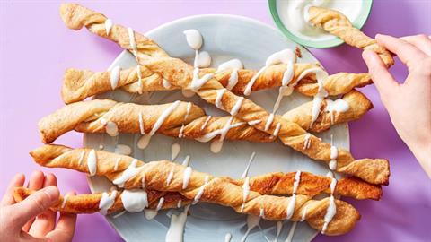 Κριτσίνια σφολιάτας με κανέλα και ντιπ λευκής σοκολάτας στο πι και φι