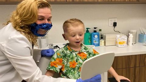 Αγοράκι που γεννήθηκε με μικρωτία βλέπει το νέο του αυτί και η χαρά του είναι απερίγραπτη