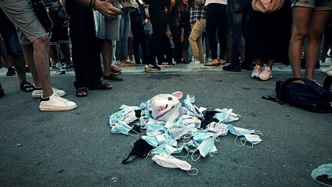 «Ο άντρας μου δεν πιστεύει ότι υπάρχει κορονοϊός και η συμβίωσή μας γίνεται όλο και πιο δύσκολη»