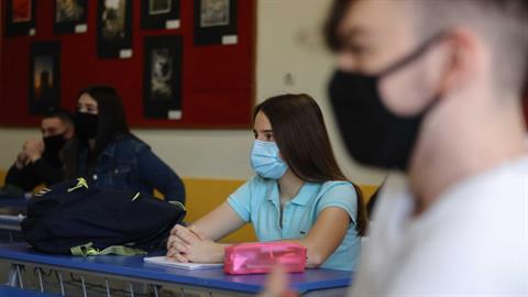 Καθηγήτρια αρνείται να φορέσει μάσκα και οδηγείται στο δικαστήριο