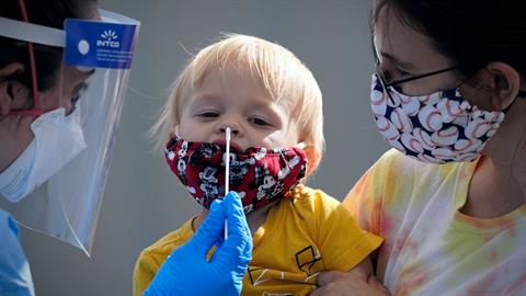 Ξεκίνησαν μαζικά rapid test στα σχολεία των «κόκκινων» περιοχών