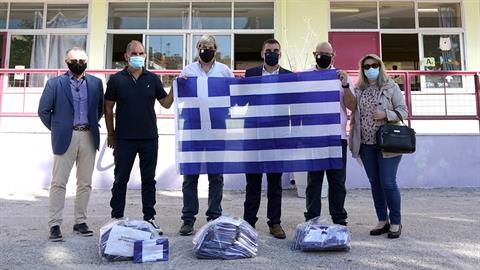 Ο Δήμος Ελληνικού-Αργυρούπολης μοίρασε σ' όλους τους μαθητές την Ελληνική σημαία