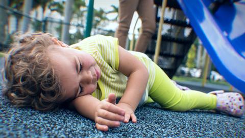«Τί έμαθα όταν είδα το παιδί μου αναίσθητο στο δάπεδο της παιδικής χαράς»