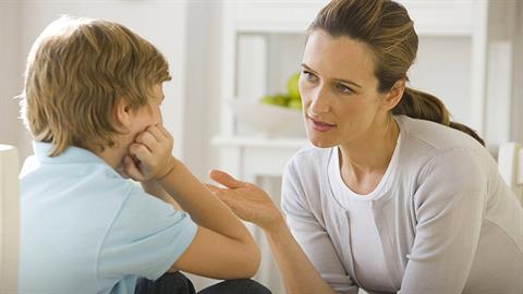 4 λάθη που κάνουμε με τα μεγαλύτερα παιδιά μας και τα πληγώνουμε