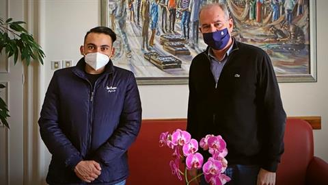 Καβάλα: νεαρός διανομέας μεταφέρει δωρεάν φάρμακα και φαγητό σε συμπολίτες του