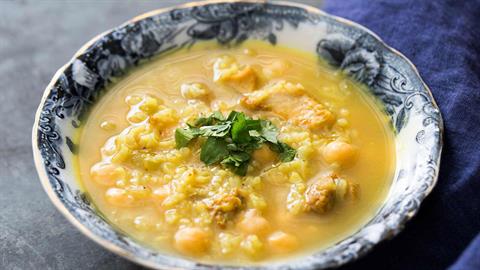 Πεντανόστιμη σούπα με ρεβίθια και κοτόπουλο