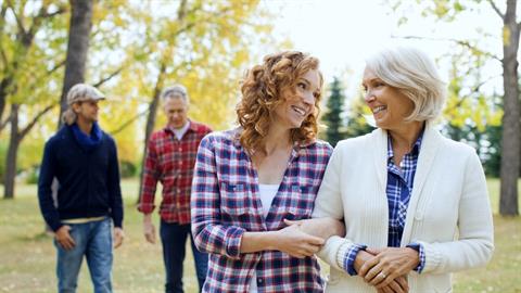 Lockdown στο χωριό με τα πεθερικά: πώς να το περάσετε χωρίς ν’ ανοίξει ρουθούνι