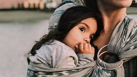 Yπερπροστατευτικοί γονείς, αδύναμα παιδιά: γιατί πρέπει να χαλαρώσουμε