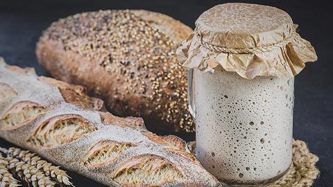 Πώς να φτιάξετε σπιτική μαγιά με απλά υλικά που έχετε στο ντουλάπι