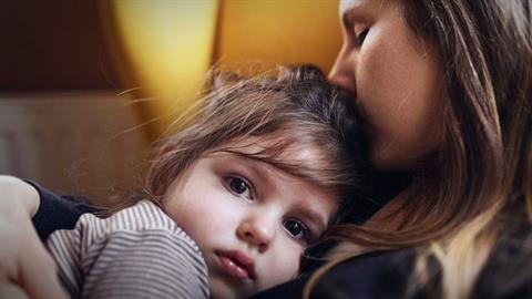 «Η πανδημία στέρησε απ’ το παιδί μου μια μοναδική οικογενειακή στιγμή»: 5 μαμάδες εκφράζουν το παράπονό τους