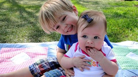 Ο θετικός ρόλος της μικρής αδερφής στον χαρακτήρα ενός αγοριού