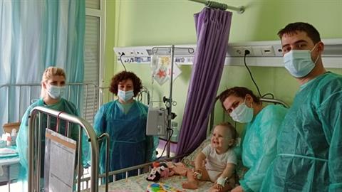 H μικρή Άννα-Ιωάννα έλαβε την γονιδιακή θεραπεία που θα της επιτρέψει να έχει μια καλύτερη ζωή