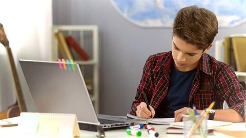 Τηλεκπαίδευση: πώς να βοηθήσουμε το παιδί να συγκεντρωθεί στο μάθημα