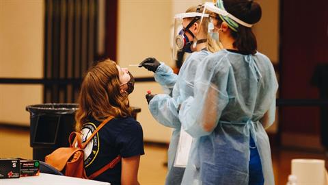 «Έξυπνα» τεστ κορονοϊού σε γυμνάσια και λύκεια πριν ανοίξουν τα σχολεία