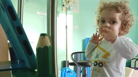 Έναν χρόνο μετά τη θεραπεία, ο Παναγιώτης-Ραφαήλ δυναμώνει και χαμογελά!