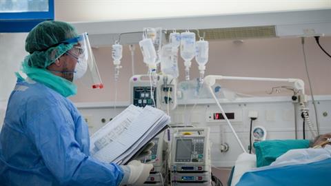 Διευθυντής ΜΕΘ του Παπανικολάου: «Κάθε μισή ώρα χάνουμε έναν άνθρωπο, μείνετε σπίτια σας!»