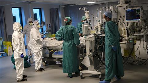 «Έβαλαν τον πατέρα μου σε 2 σακούλες και σφράγισαν το φέρετρο. Είδα την κηδεία μέσω viber»