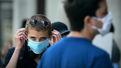 Μαύρος Νοέμβρης για τους νεότερους: 117 νεκροί και 183 διασωληνωμένοι κάτω των 65