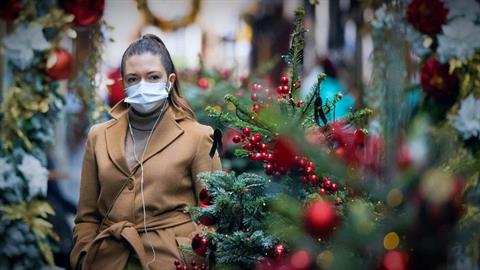 Xριστούγεννα: εξετάζεται η απαγόρευση μετακινήσεων από νομό σε νομό και η διατήρηση των SMS