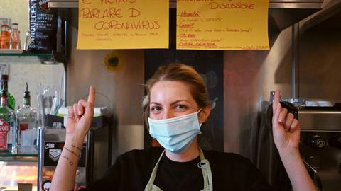 Ρώμη: μπαρ απαγόρευσε στους θαμώνες να συζητούν για τον κορονοϊό