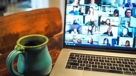 Στην καραντίνα «πεινάμε» για παρέες όπως πεινάμε για φαγητό, σύμφωνα με έρευνα