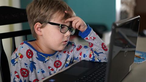 Τηλεκπαίδευση: Δυο παιδιά, δυο δωμάτια και στη μέση η ετοιμοπόλεμη ελληνίδα μάνα...