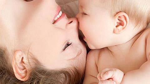 Μαμά γεννιέσαι ή γίνεσαι;