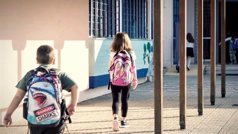 Τα σχολεία πρέπει να ανοίξουν μετά τις γιορτές λένε ειδικοί και καθηγητές