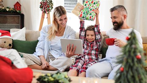 3 τρόποι να σε λατρέψει το βαφτιστήρι σου αυτά τα (δύσκολα) Χριστούγεννα