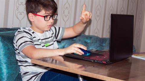 «Ενός λεπτού σιγή για τις οικογένειες που παλεύουν και την εκπαίδευση που γίνεται ψυχρή πραγματικότητα»