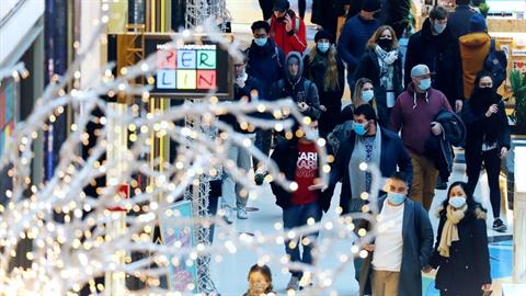 «Αν δεν προσέξουμε στις γιορτές θα έχουμε 3ο κύμα κορονοϊού»: λοιμωξιολόγοι προειδοποιούν