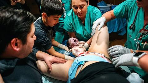 9χρονος βοηθάει την μητέρα του στη γέννα της αδερφής του!