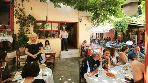 «Στα εστιατόρια κατόπιν ραντεβού και για συγκεκριμένο χρόνο» προτείνει λοιμωξιολόγος