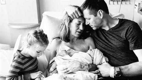 Γιατί οι άντρες βλέπουν τις γυναίκες τους ακόμα πιο όμορφες αφού γεννήσουν